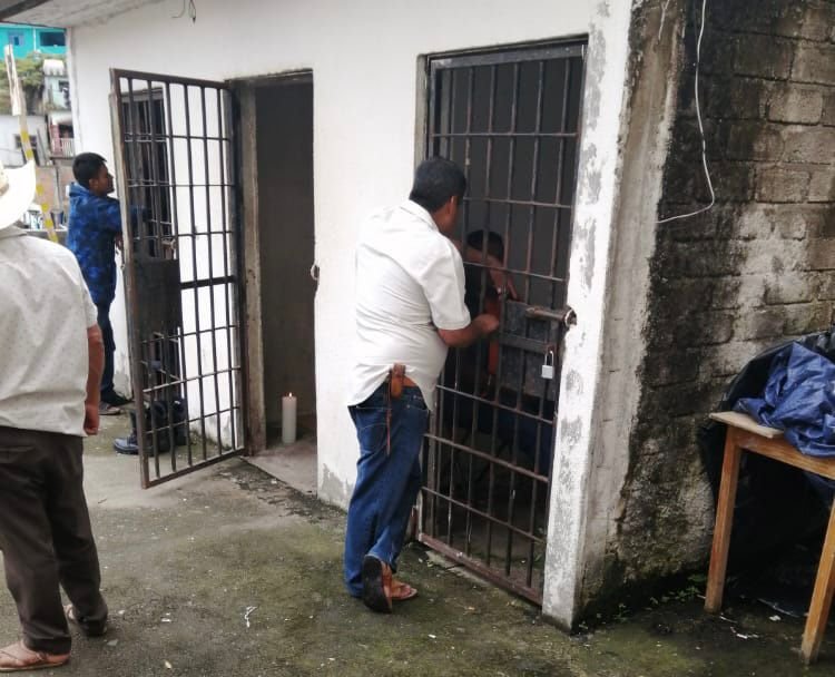 Por estos hechos el Regidor de Seguridad Pública de Santa Catarina Juquila, así como el elemento de guardia de la cárcel municipal se encuentran recluidos en la misma celda donde murió el detenido | Foto: Oscar Rodríguez