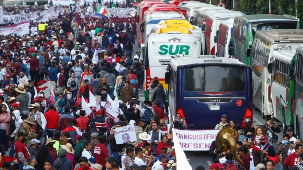Cientos de camiones rentados que transportaron a los simpatizantes fueron estacionados en inmediaciones del Metro Balderas, Hidalgo y Bellas Artes | Foto: Forbes