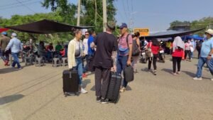 Turistas tienen que caminar ante el cierre del aeropuerto